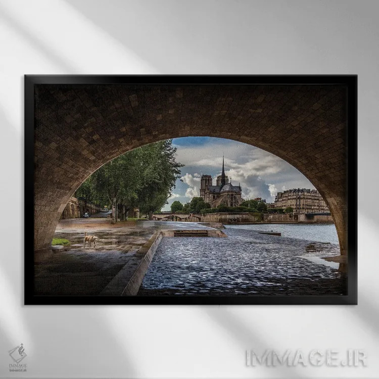 تابلو دکوراتیو سگ و نوتردام اثر اچ. جی. هررا - نمای قابدار مشکی