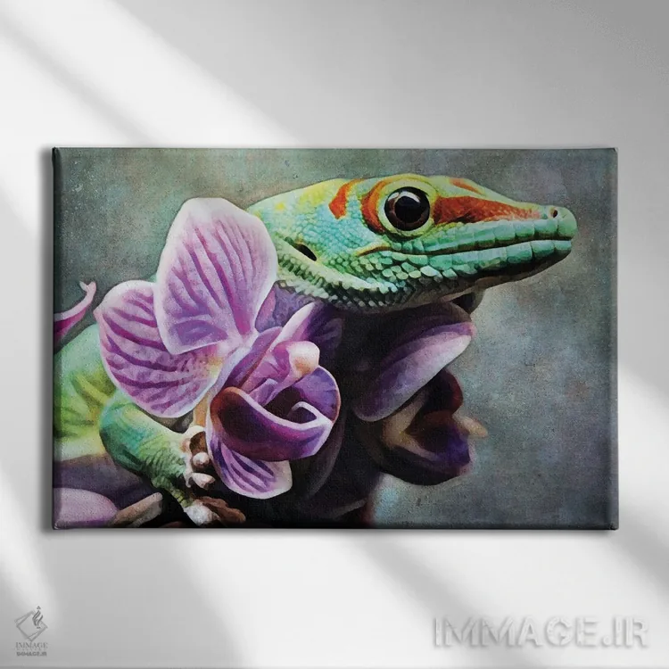 تابلو دکوراتیو گکو سبز در حال گرفتن ارکیده اثر اشلی آلدرج - نمای روبهرو روی دیوار