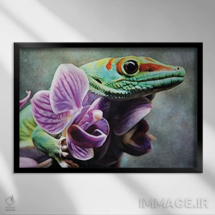 تابلو دکوراتیو گکو سبز در حال گرفتن ارکیده اثر اشلی آلدرج - نمای قابدار مشکی