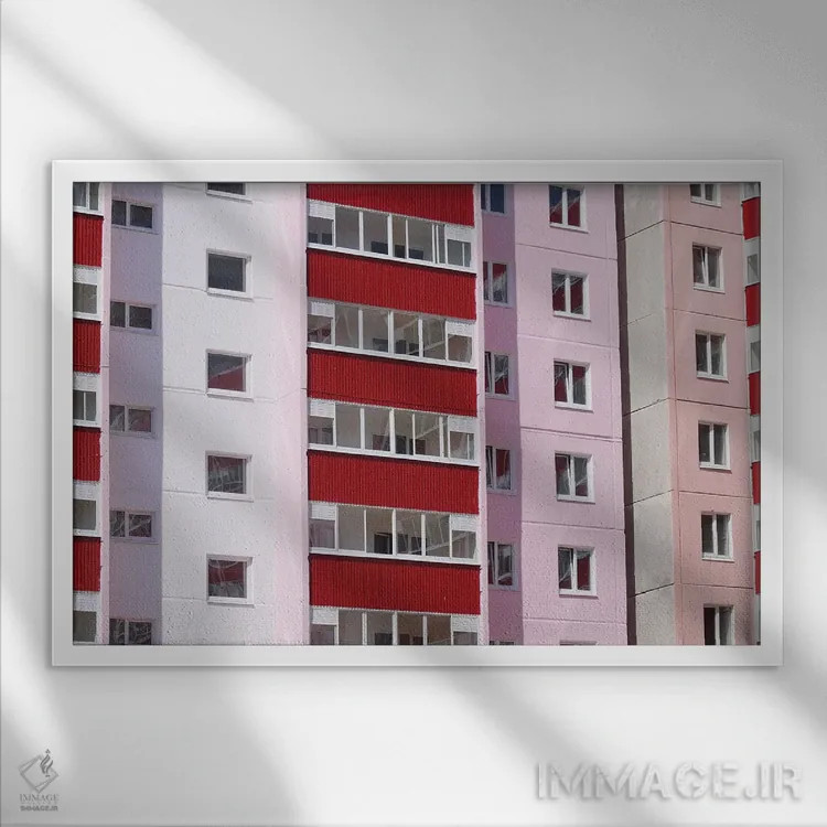 تابلو دکوراتیو بلوز محله مرکزی اثر هانی مون هتل - نمای قابدار سفید