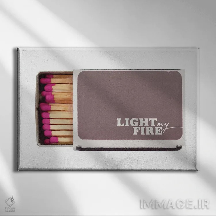 تابلو مینیمال آتش مرا روشن کن اثر هانی مون هتل - نمای روبهرو روی دیوار