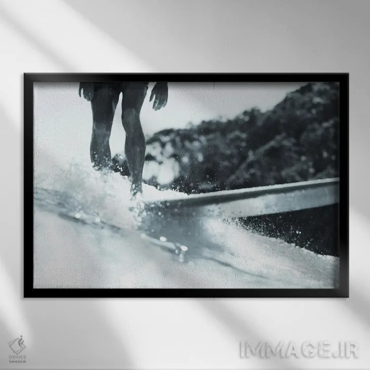 تابلو مینیمال موج سوار تخته بلند اثر هانا پریویت - نمای قابدار مشکی