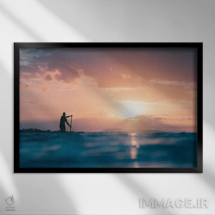تابلو مینیمال موج سواری ایستاده هنگام غروب اثر هانا پریویت - نمای قابدار مشکی