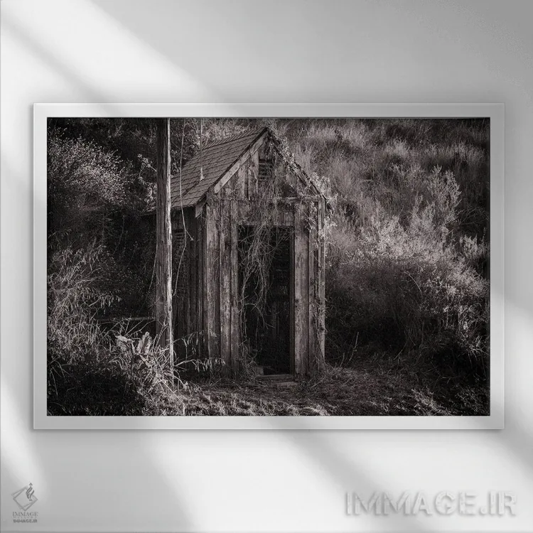 تابلو دکوراتیو کلبه قدیمی سیاه و سفید اثر هدر رابرسون - نمای قابدار سفید