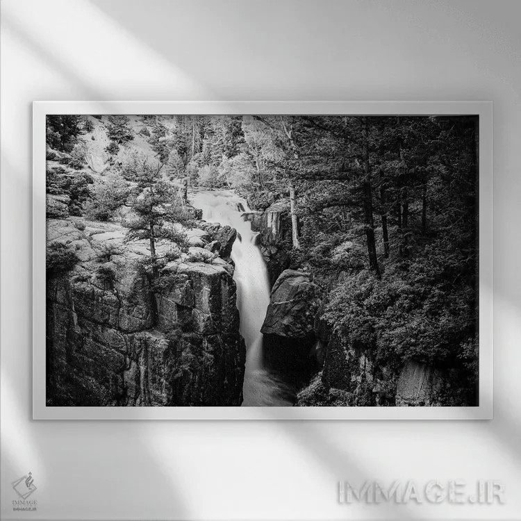 تابلو دکوراتیو آبشار شل اثر هدر رابرسون - نمای قابدار سفید