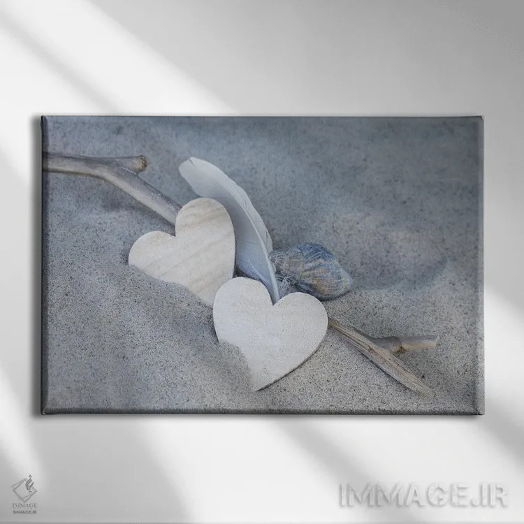 تابلو دکوراتیو ساحل با قلب و پر اثر آندریا هازه - نمای روبهرو روی دیوار