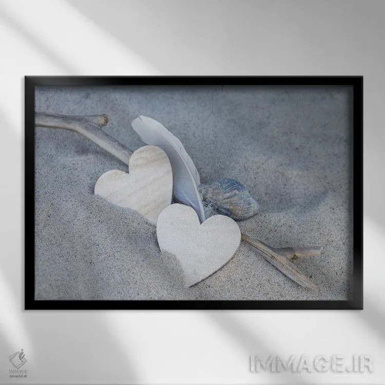 تابلو دکوراتیو ساحل با قلب و پر اثر آندریا هازه - نمای قابدار مشکی