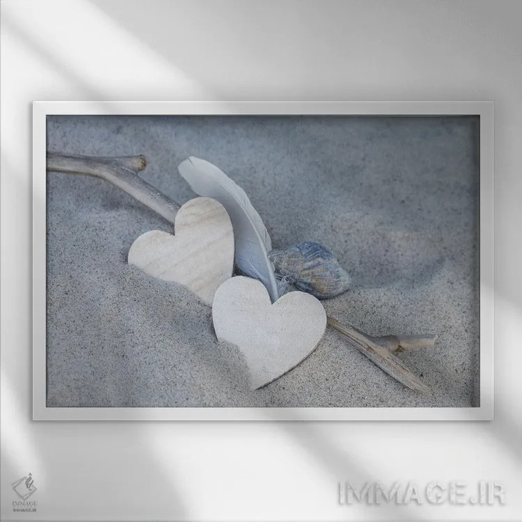 تابلو دکوراتیو ساحل با قلب و پر اثر آندریا هازه - نمای قابدار سفید