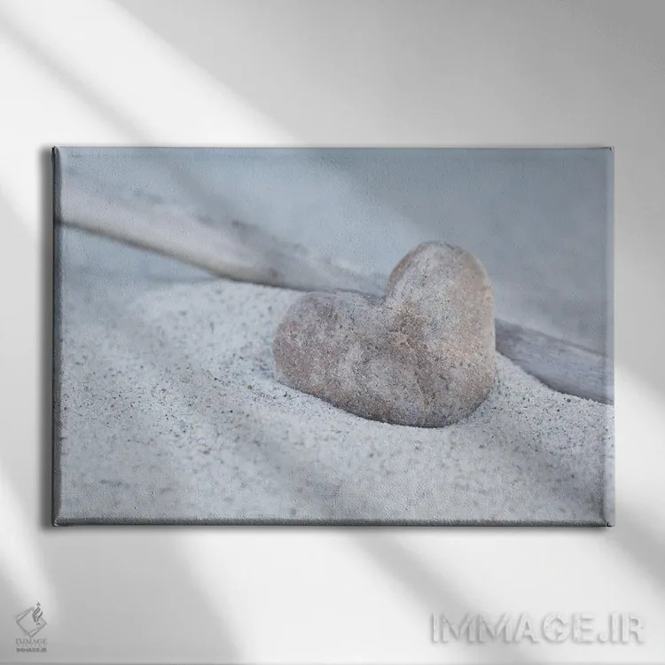 تابلو دکوراتیو ساحل با قلب سنگی اثر آندریا هازه - نمای روبهرو روی دیوار