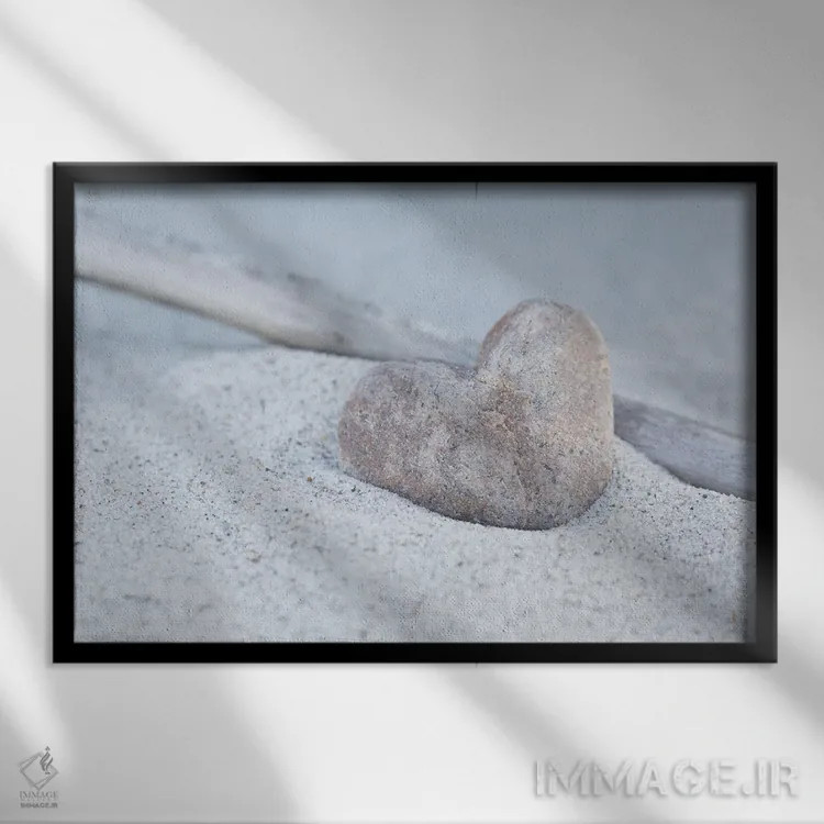 تابلو دکوراتیو ساحل با قلب سنگی اثر آندریا هازه - نمای قابدار مشکی