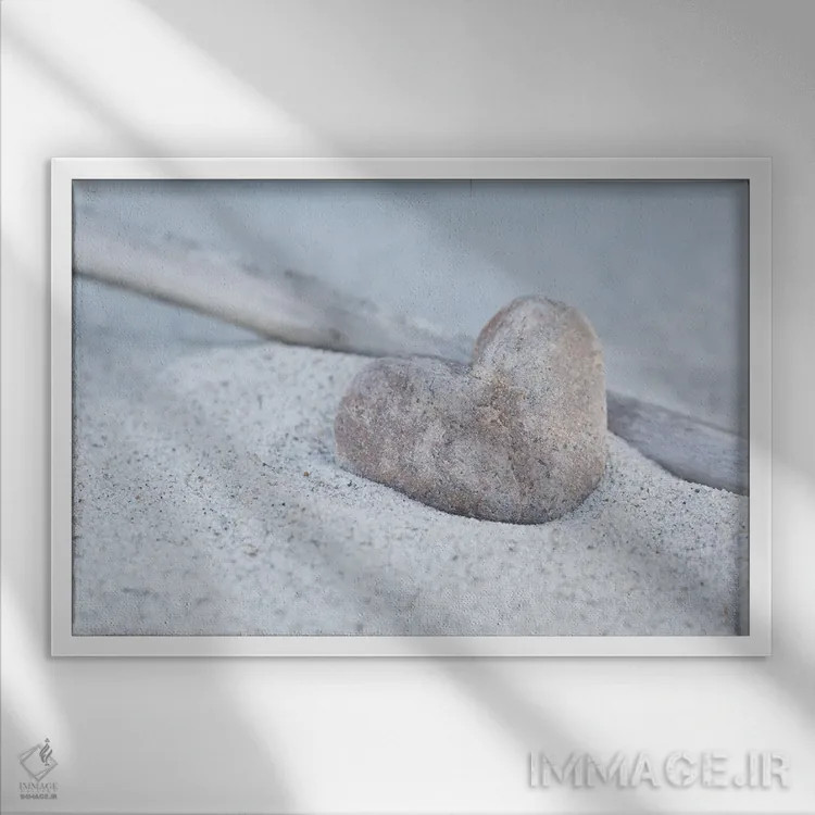 تابلو دکوراتیو ساحل با قلب سنگی اثر آندریا هازه - نمای قابدار سفید