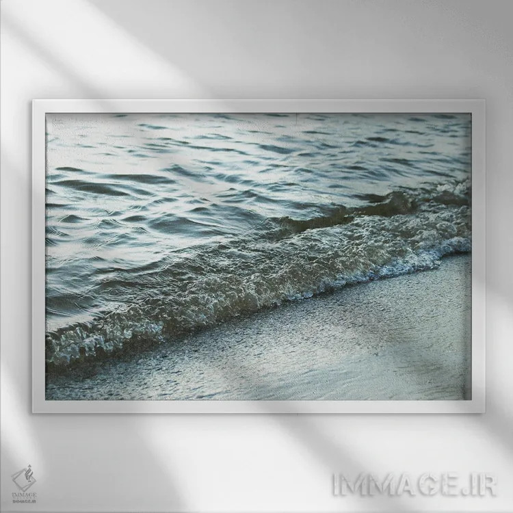 تابلو دکوراتیو موج ها به سوی ساحل اثر هنریکه شنک - نمای قابدار سفید
