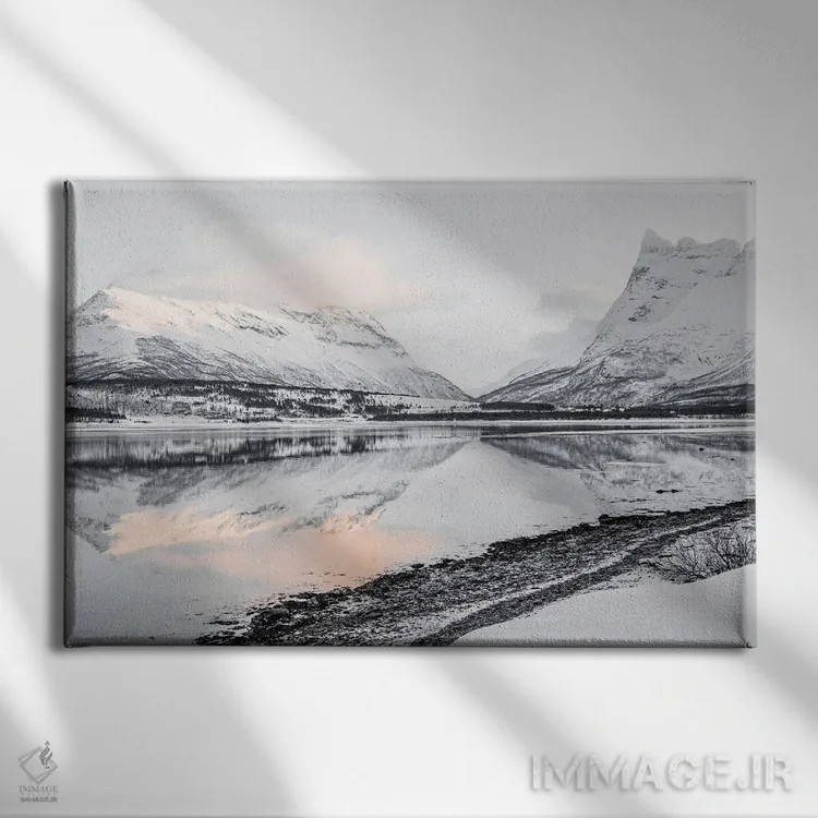 تابلو دکوراتیو دریاچه کوهستانی در نروژ اثر هنریکه شنک - نمای روبهرو روی دیوار