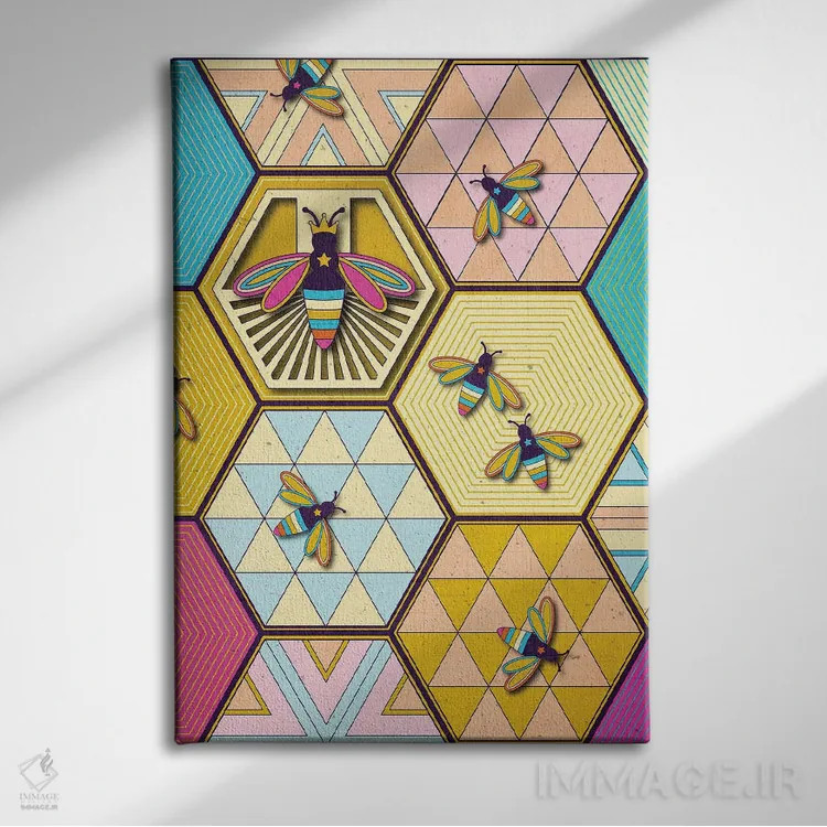 تابلو دکوراتیو زنبور ملکه اثر چایا شرادر - نمای روبهرو روی دیوار