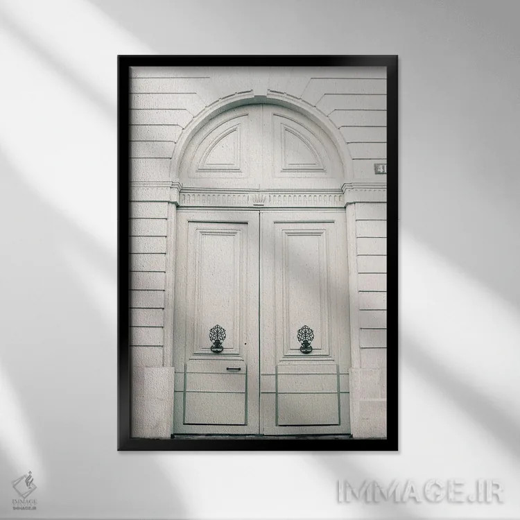 تابلو دکوراتیو پاریس در صورتی کمرنگ، در اثر کارولین مینت - نمای قابدار مشکی