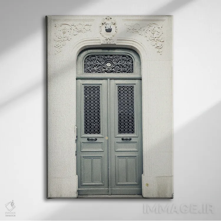 تابلو دکوراتیو در پاریس، طوسی اثر کارولین مینت - نمای روبهرو روی دیوار