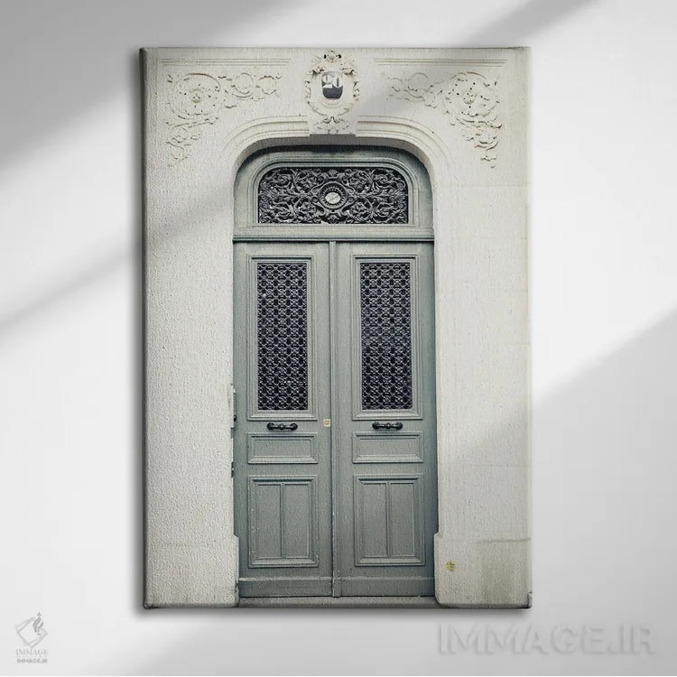 تابلو دکوراتیو در پاریس، طوسی اثر کارولین مینت - نمای روبهرو روی دیوار