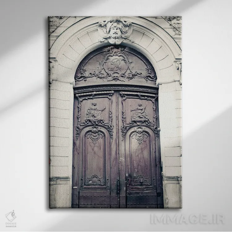 تابلو دکوراتیو Dark Purple,درب پاریسی، بنفش تیره اثر کارولین مینت - نمای روبهرو روی دیوار