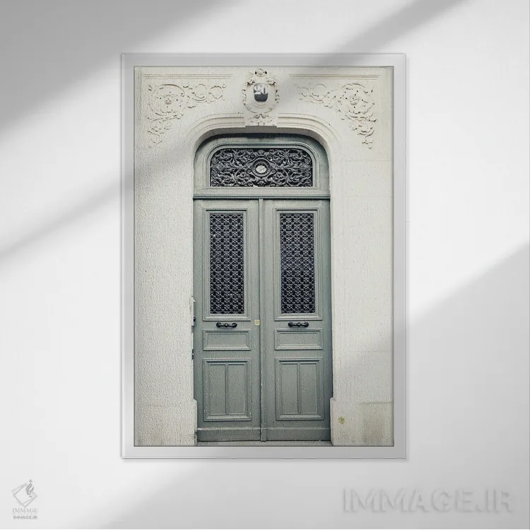 تابلو دکوراتیو در پاریس، طوسی اثر کارولین مینت - نمای قابدار سفید