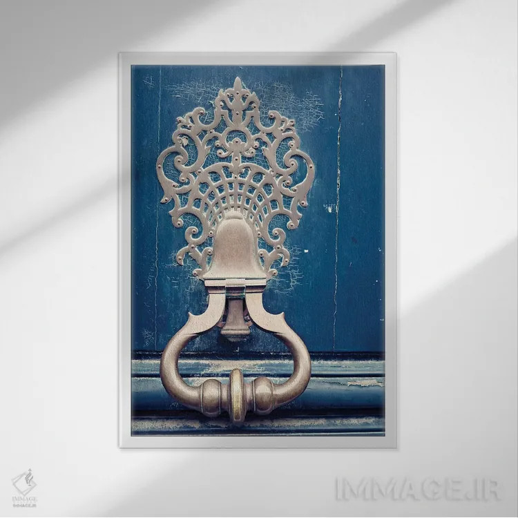 تابلو دکوراتیو در زدن اثر کارولین مینت - نمای قابدار سفید