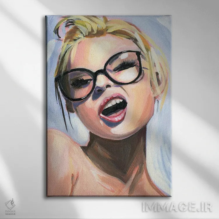 تابلو دکوراتیو دختر شوخ و شاداب اثر کتی مینگوس - نمای روبهرو روی دیوار