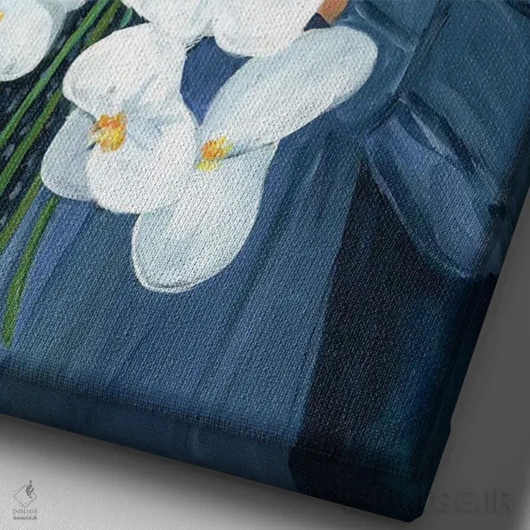 تابلو دکوراتیو دختر با گل های ارکیده اثر کتی مینگوس - نمای نزدیک بافت بوم