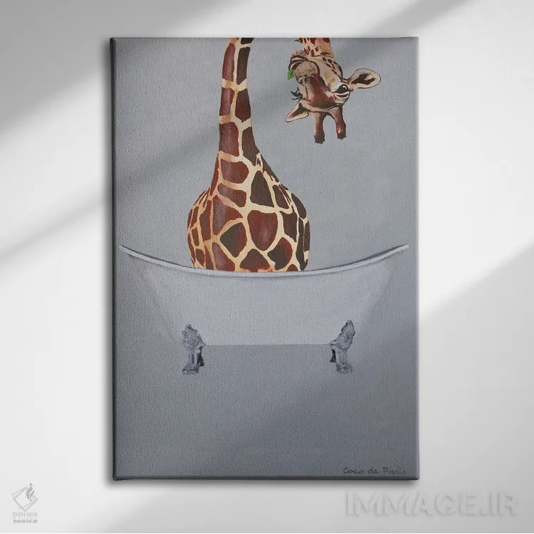 تابلو دکوراتیو زرافه در وان حمام اثر کوکو د پاریس - نمای روبهرو روی دیوار