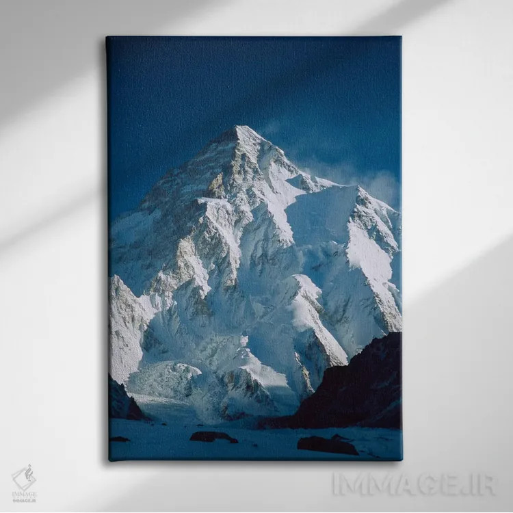 تابلو دکوراتیو تابش نور سپیده دم روی کی۲، رشته کوه قراقروم، پاکستان اثر کالین مونتیث - نمای روبهرو روی دیوار