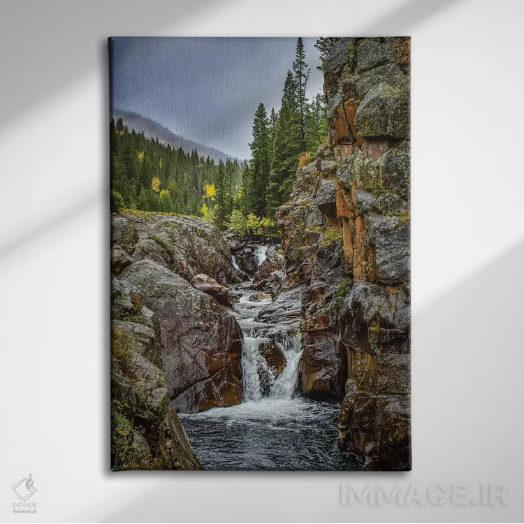 تابلو دکوراتیو آبشار پودر در پاییز اثر کریستوفر توماس - نمای روبهرو روی دیوار