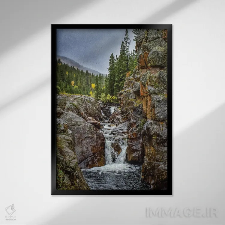 تابلو دکوراتیو آبشار پودر در پاییز اثر کریستوفر توماس - نمای قابدار مشکی