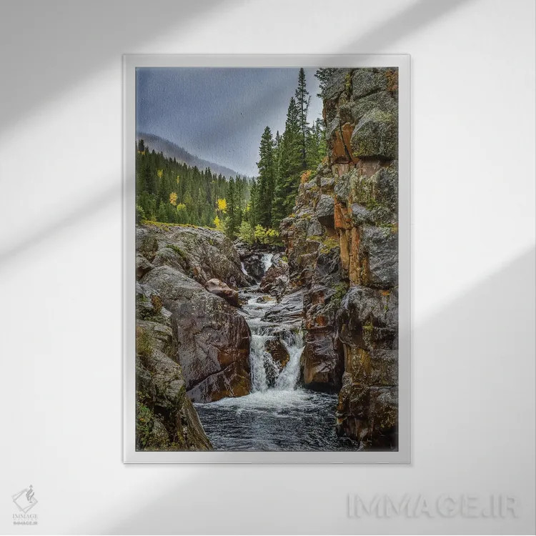 تابلو دکوراتیو آبشار پودر در پاییز اثر کریستوفر توماس - نمای قابدار سفید