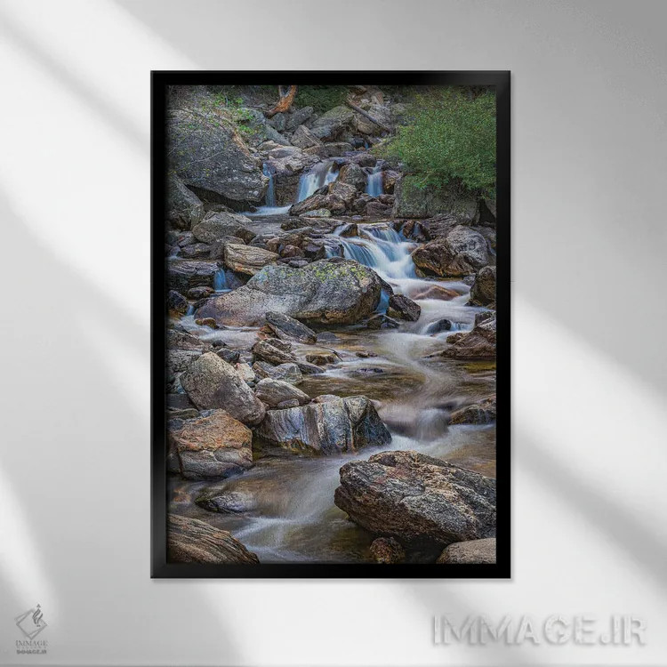 تابلو دکوراتیو جویبار کوهستان راکی اثر کریستوفر توماس - نمای قابدار مشکی