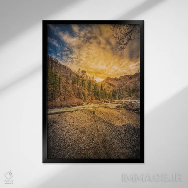 تابلو دکوراتیو درخشش دره طلایی اثر کریستوفر توماس - نمای قابدار مشکی