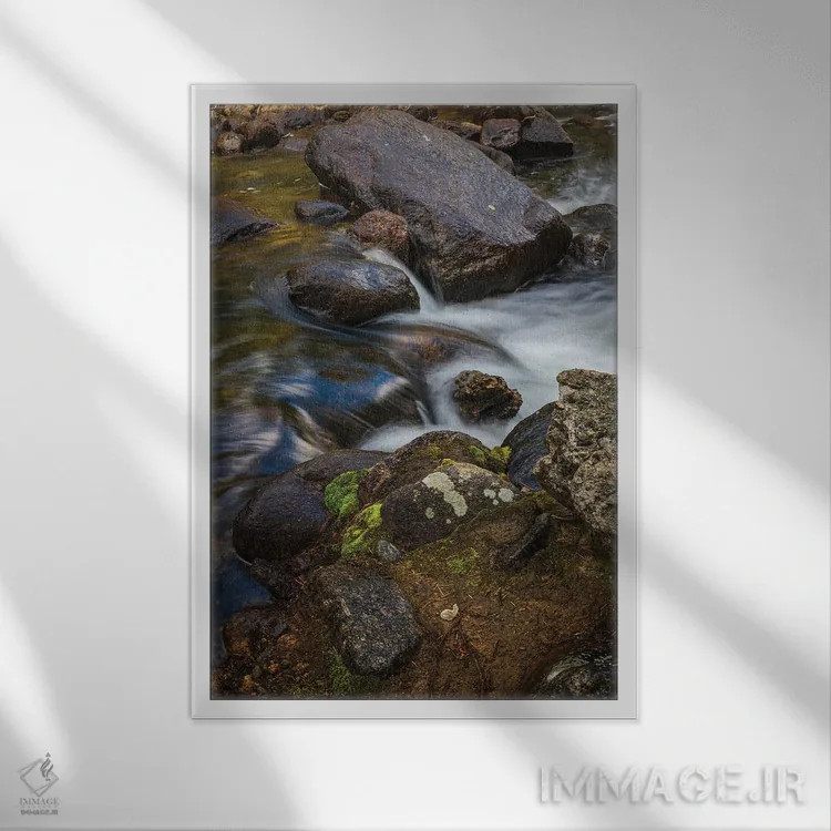 تابلو دکوراتیو جریان کوهستانی خزه ای اثر کریستوفر توماس - نمای قابدار سفید