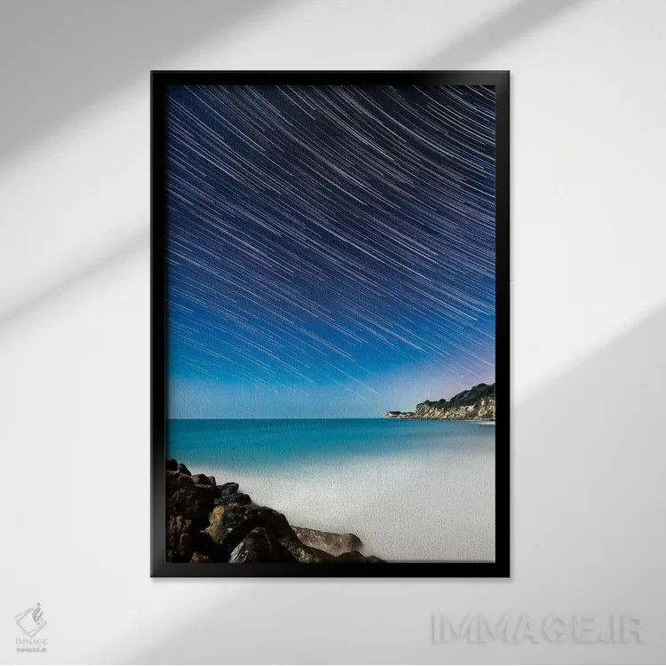 تابلو دکوراتیو ردهای نور در آسمان اثر چاد پاول - نمای قابدار مشکی