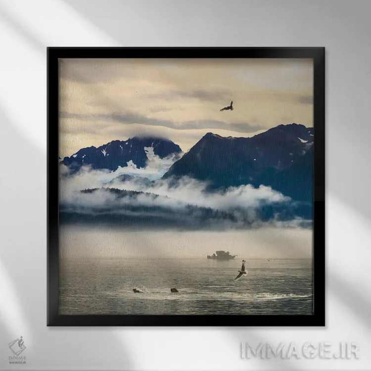 تابلو دکوراتیو قایق ماهیگیری در شبه جزیره کنای احاطه شده با کوه ها و حیات وحش اثر جنت مویر - نمای قابدار مشکی