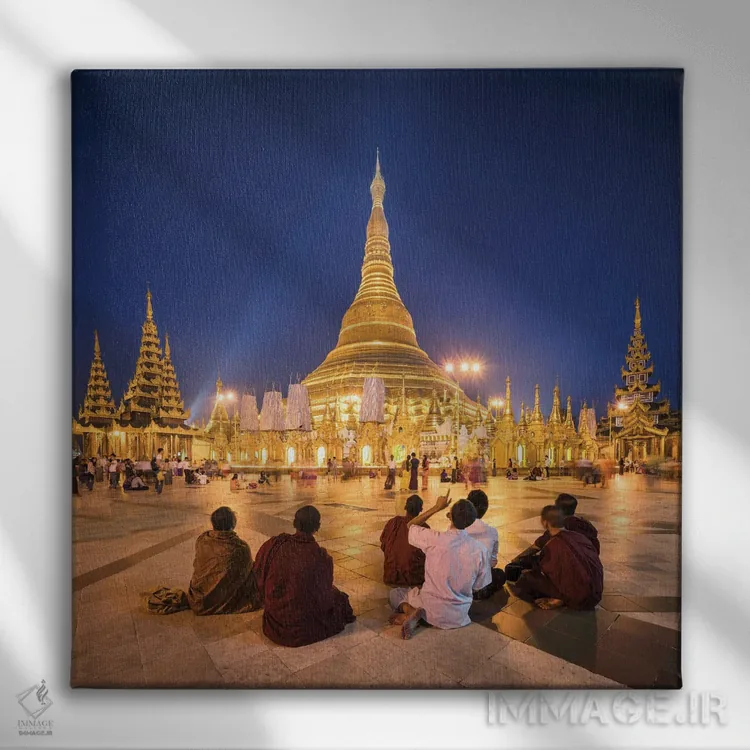 تابلو دکوراتیو Myanmar,گروهی از راهبان بودایی در مقابل پاگودای طلایی شویداگون… اثر یان بکه - نمای روبهرو روی دیوار