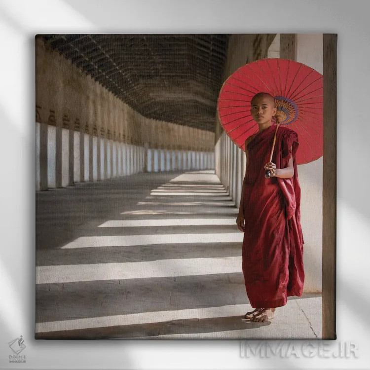 تابلو دکوراتیو Bagan, Myanmar,راهب بودایی با چتر قرمز، باگان، میانمار اثر یان بکه - نمای روبهرو روی دیوار