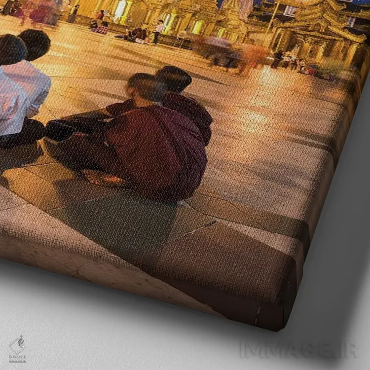 تابلو دکوراتیو Myanmar,گروهی از راهبان بودایی در مقابل پاگودای طلایی شویداگون… اثر یان بکه - نمای نزدیک بافت بوم