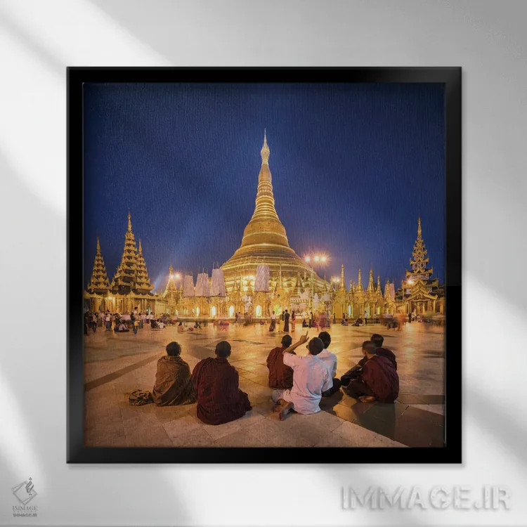 تابلو دکوراتیو Myanmar,گروهی از راهبان بودایی در مقابل پاگودای طلایی شویداگون… اثر یان بکه - نمای قابدار مشکی