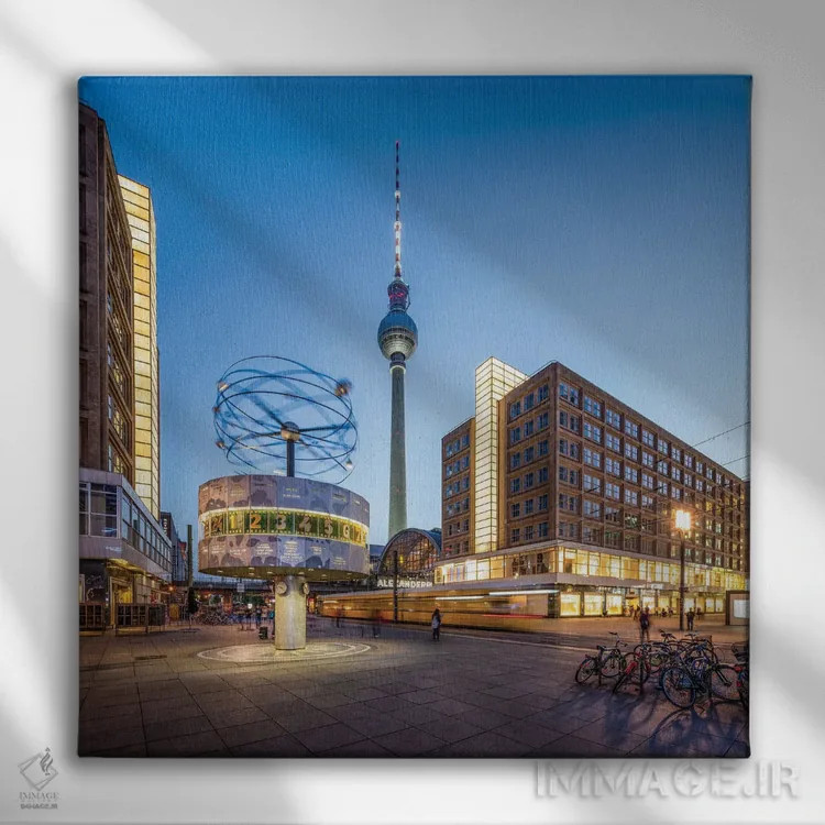تابلو دکوراتیو میدان الکساندرپلاتس در شب با برج تلویزیونی برلین و ساعت جهانی اثر یان بکه - نمای روبهرو روی دیوار