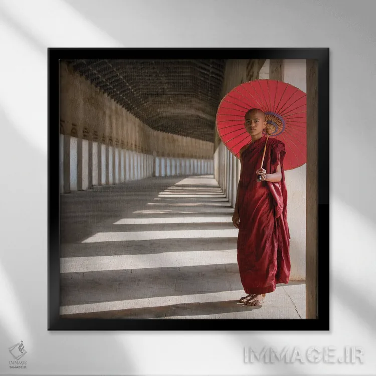 تابلو دکوراتیو Bagan, Myanmar,راهب بودایی با چتر قرمز، باگان، میانمار اثر یان بکه - نمای قابدار مشکی