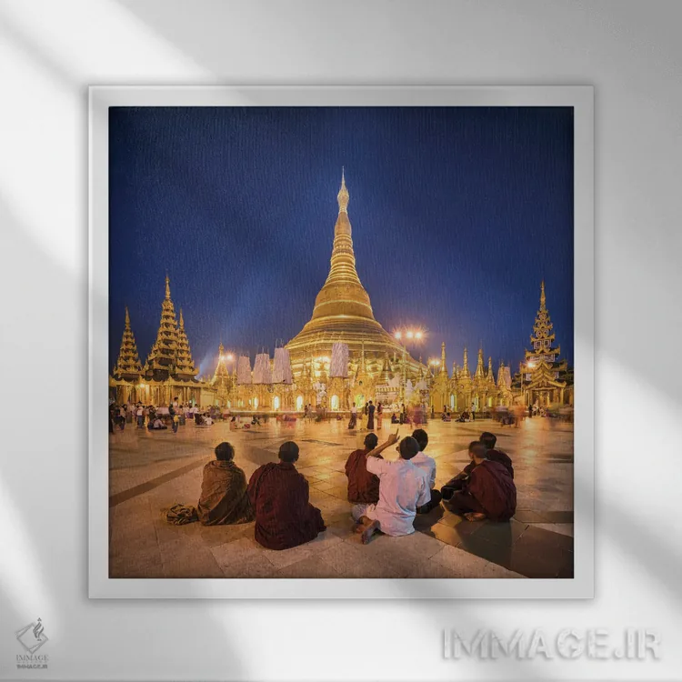تابلو دکوراتیو Myanmar,گروهی از راهبان بودایی در مقابل پاگودای طلایی شویداگون… اثر یان بکه - نمای قابدار سفید
