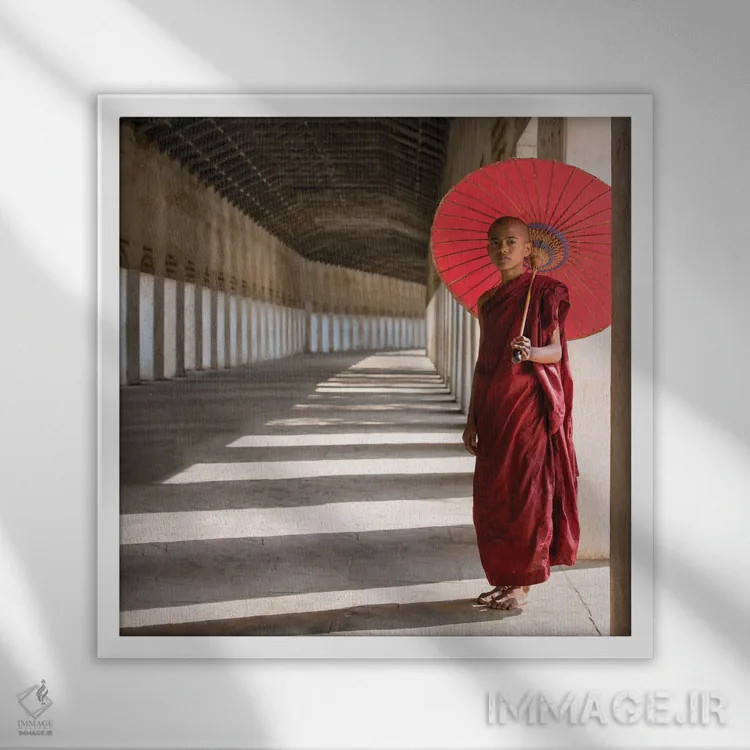 تابلو دکوراتیو Bagan, Myanmar,راهب بودایی با چتر قرمز، باگان، میانمار اثر یان بکه - نمای قابدار سفید