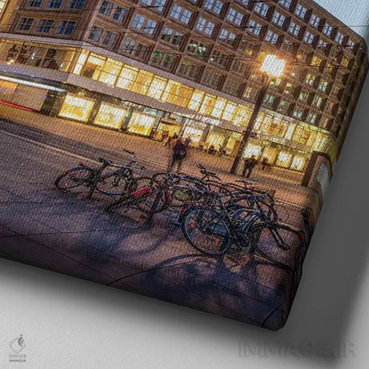 تابلو دکوراتیو میدان الکساندرپلاتس در شب با برج تلویزیونی برلین و ساعت جهانی اثر یان بکه - نمای نزدیک بافت بوم