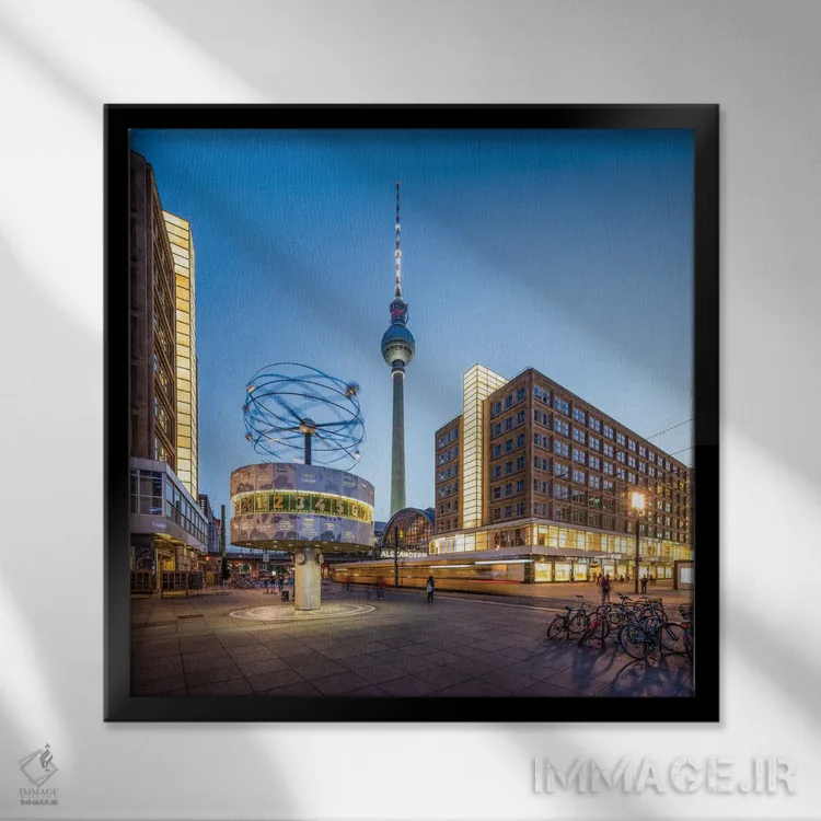 تابلو دکوراتیو میدان الکساندرپلاتس در شب با برج تلویزیونی برلین و ساعت جهانی اثر یان بکه - نمای قابدار مشکی