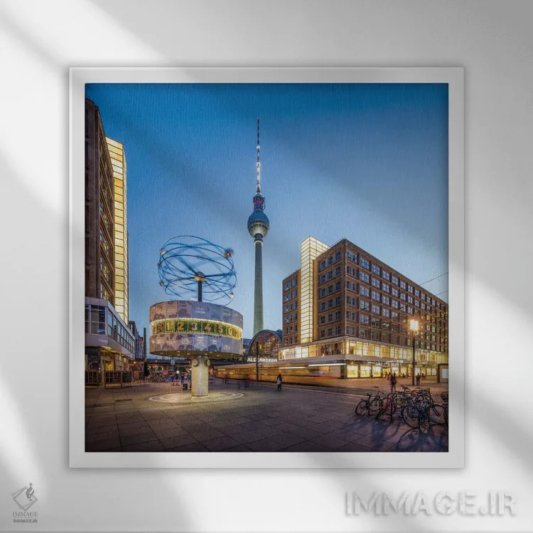 تابلو دکوراتیو میدان الکساندرپلاتس در شب با برج تلویزیونی برلین و ساعت جهانی اثر یان بکه - نمای قابدار سفید