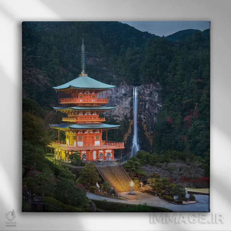 تابلو دکوراتیو Kumano Nachi-Taisha, Japan,پاگودای سه طبقه با آبشار ناچی در پس… اثر یان بکه - نمای روبهرو روی دیوار