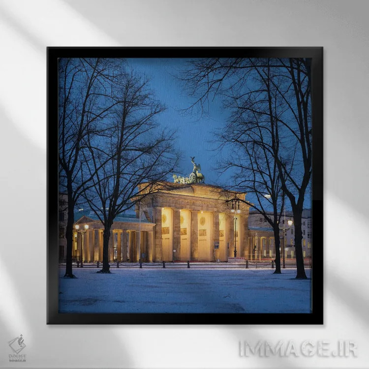 تابلو دکوراتیو Berlin, Germany,دروازه براندنبورگ در زمستان، برلین، آلمان اثر یان بکه - نمای قابدار مشکی