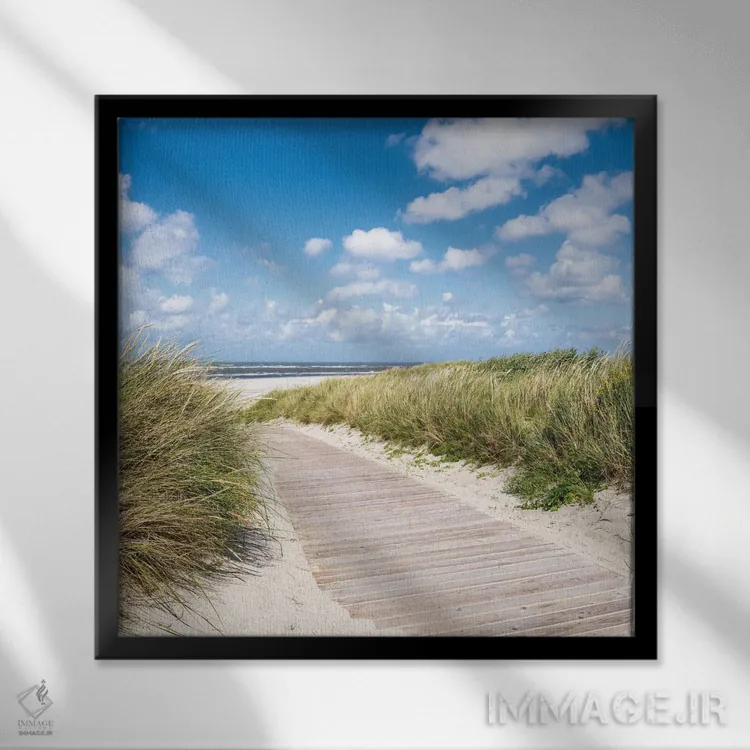 تابلو دکوراتیو پیاده روی چوبی کنار ساحل شنی، ساحل دریای شمال، آلمان اثر یان بکه - نمای قابدار مشکی